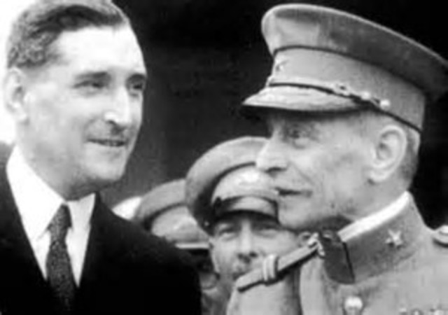 António de Oliveira Salazar ﻿llega a ser Provisional ﻿Presidente de la República ﻿debido a la muerte del Presidente ﻿António Óscar de Fragoso Carmona.