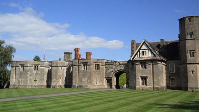 Houses and Palaces in the Tudor Period