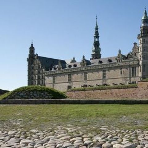 Houses and Palaces in the Vicrotian Ages