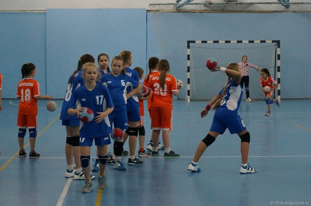 їздила на змагання з гандболу