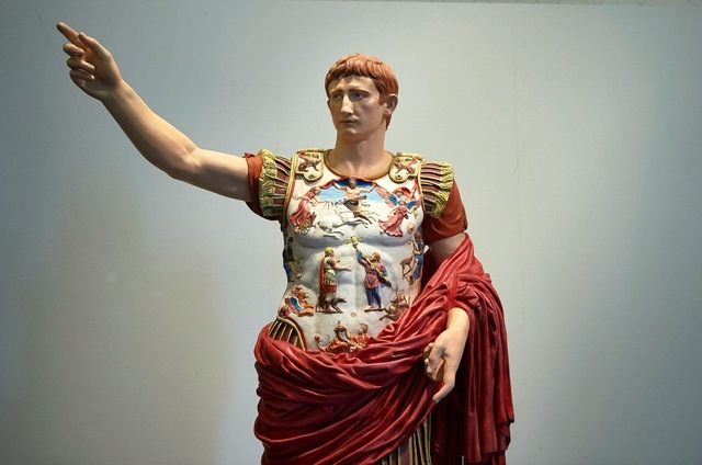 Augusto el sobrino de Julio se comvirtio en el primer emperador romano y se encargo de terminar con un siglo de guerras civiles y dio a roma una era de paz