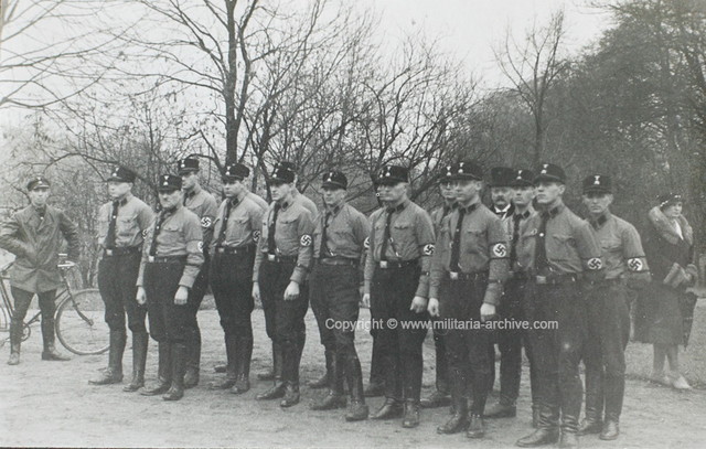 40000 SA and SS are sworn in as auxiliary police.
