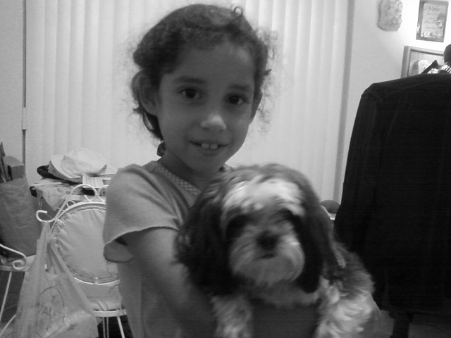 Valeria con la perrita