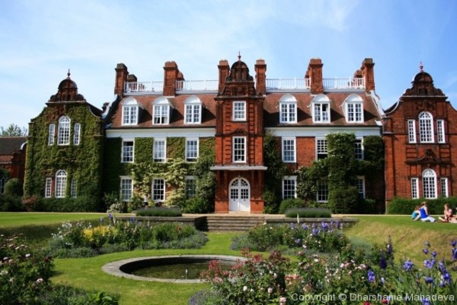 Fue al Newnham College de Cambridge.