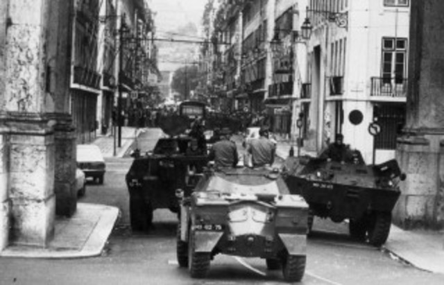 Madrugada del 25 de abril. Organización.