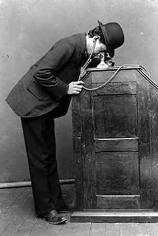 A Kinetoscope Parlor(1895)