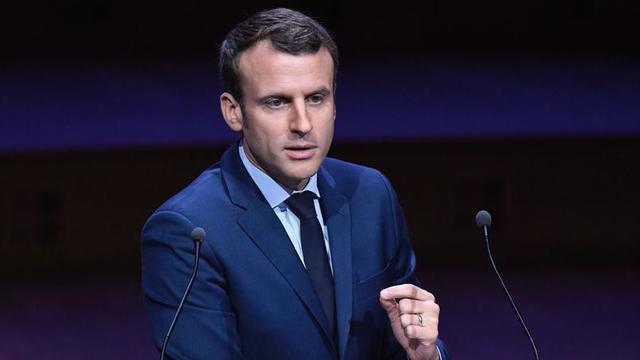 Emmanuel Macron devant les maires de France