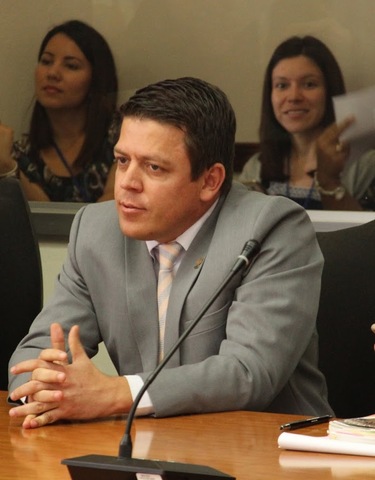 Comunicado: Congreso y el ICE pretenden alquilar  una  frecuencia de radio ilegalmente