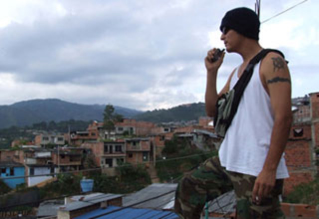 , SANTOS HABLA CON LOS HABITANTES DE LA COMUNA 13 DE MEDELLIN