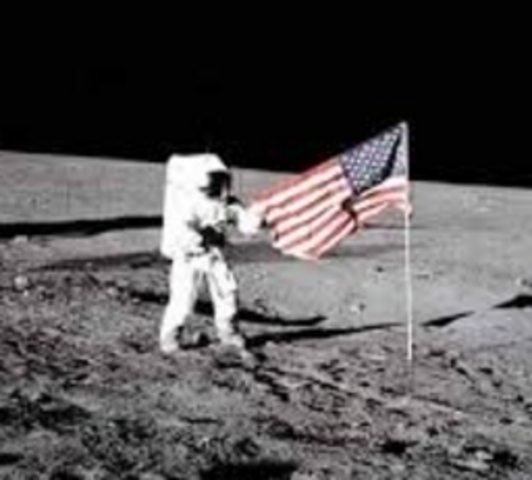 El hombre pisa la luna