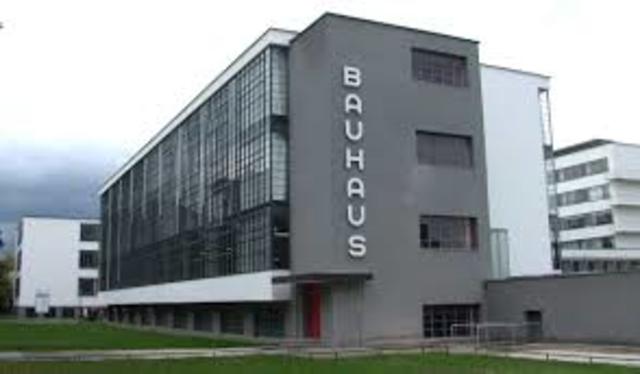 W. Gropius funda la escuela Bauhaus en Weimar