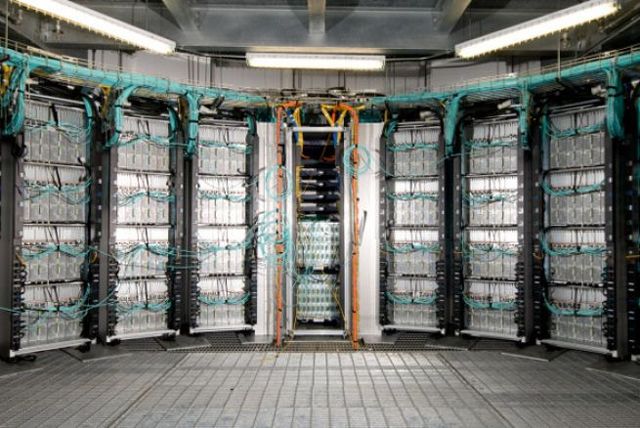 La networt information center NIC crea el principal organismo gubernamental de Internet y direcciones de IP, y se creo el primer enlace a través de las universidades de stanford y ucla