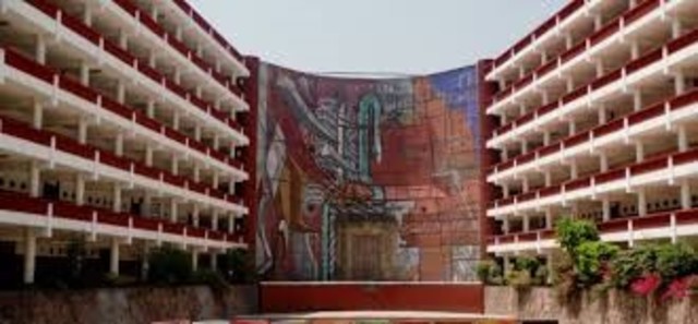 Se inaugura la escuela nacional de profesiones