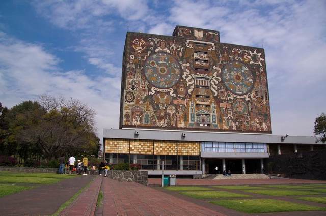 Se inaugura la Ciudad Universitaria de la Universidad Nacional de México. Se elaboran libros de texto gratuito.