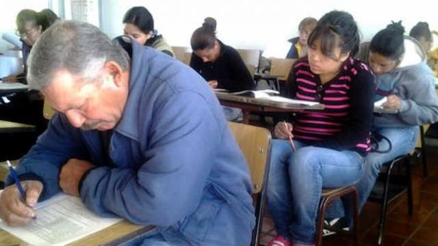 35 millones de mexicanos representan el rezago educativo, no concluyeron educación básica o son analfabetas.