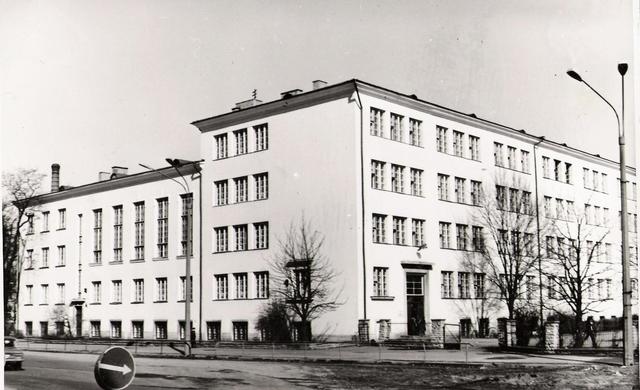 Andrus Kivirähk lõpetas Keskkooli 1988.aastal