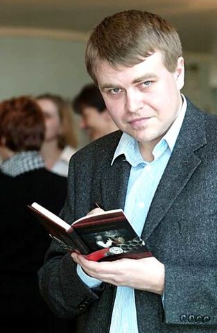 Andrus Kivirähk lõpetas ajakirjanduse erialal 1993. aastal