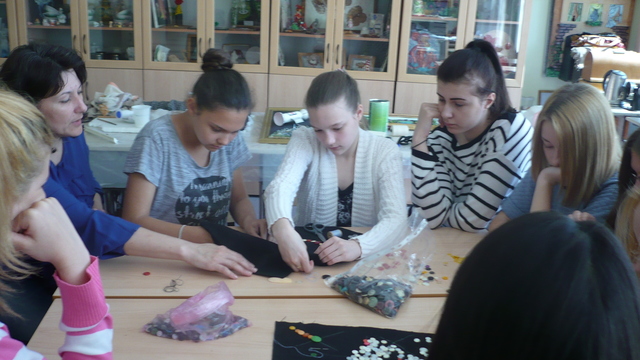 Мастер – класс по изготовлению массажных ковриков из пуговиц для 16 девочек  7-х классов  провела учитель технологии Бугаева В.В