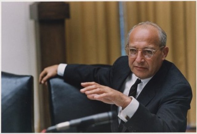 "DEN ØKONOMISKE UDVIKLINGS FASER - ET IKKE-KOMMUNISTISK MANIFEST"En central figur i moderniseringsteorien var den amerikanske økonom og rådgiver for præsident Kennedy Walt W. Rostow. Ifølge WW Rostow pegede de historiske erfaringer fra de industrialisered