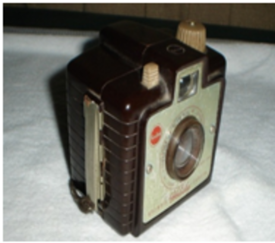 Lanzamiento de la cámara fotográfica Brownie