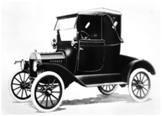 -  El primer Ford Modelo T, el primer automóvil en ser fabricado en masa.