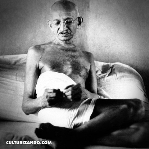 Mahatma Gandhi es arrestado mientras lidera la marcha de mineros indios.