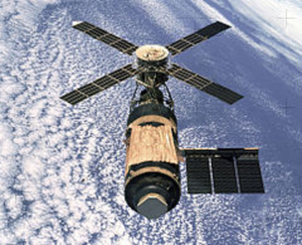 La estación espacial Skylab cae a la Tierra estrellándose sobre Australia.