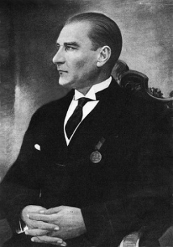 Tyrkiet bliver republik under Kemal Atatürk "Tyrkernes fader". Atatürk var militærofficer under første verdenskrig og fik heltestatus i forbindelse med slaget ved Gallipoli i 1915.