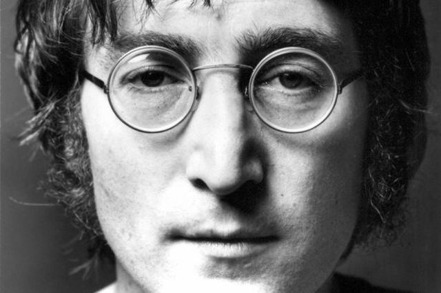 Nace John Lennon