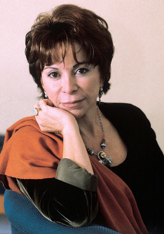 Nace Isabel Allende Llona