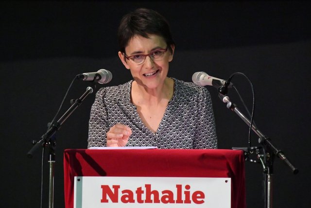 Nathalie Arthaud appelle à lutter contre ceux qui "tirent les ficelles"