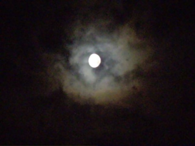 nondum lucet, Cornelia surgit et per villam ambulat.