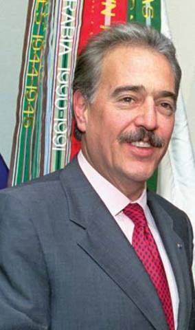 Andres Pastrana Arango elected president and begins peace talks with the guerrillas