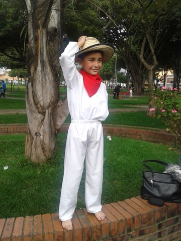 baile de cumbia en la clausura del colegio