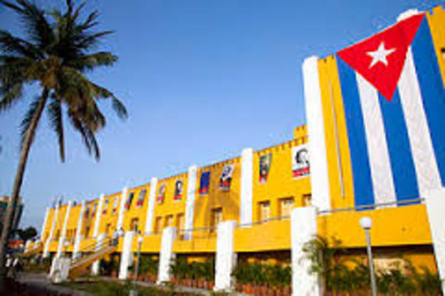 Castro leads attack on Moncada barracks