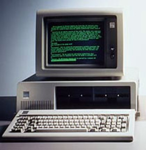 Ámbito Tecnológico.  IBM lanzó al mercado la primera PC (Personal Computer)