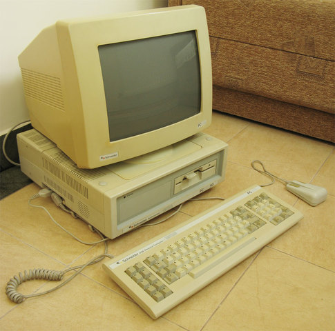 AMSTRAM, NUESTRO PRIMER ORDENADOR