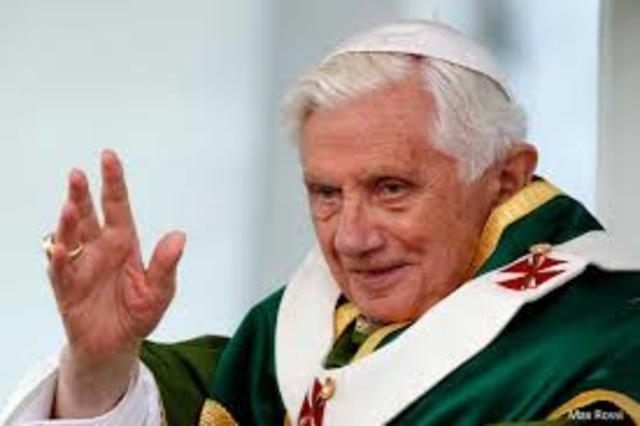 Papa Bento XVI surpreende ao anunciar sua renuncia.