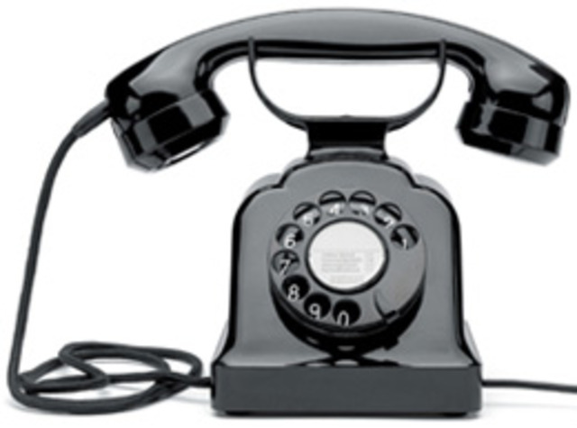 La comunicación mediante el teléfono fijo.