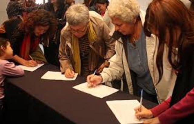 Grupos de mujeres liberales en Chile se presentan a votar por el candidato presidencial Vicuña Mackenna. Logran sufragar en La Serena y San Felipe alegando que la Constitución de 1833 y la Ley Electoral de 1874 decían que podían votar