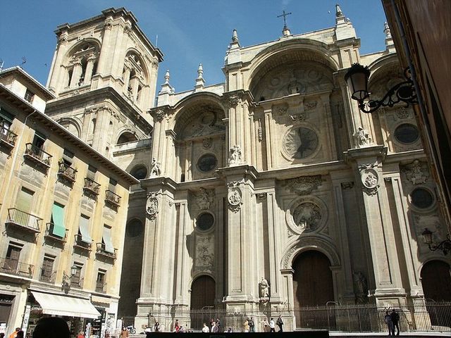 Alonso Cano fue pintor, escultor y arquitecto barroco, encargado de la fachada de la catedral de Granada, que concibió como un arco de triunfo de acentuados claroscuros.