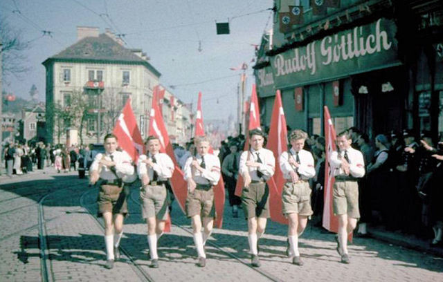 op kamp met de hitlerjugend.