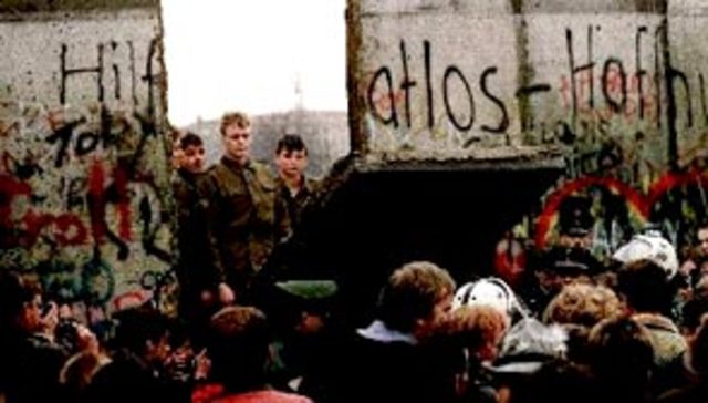 Político. Cae el muro de Berlín.