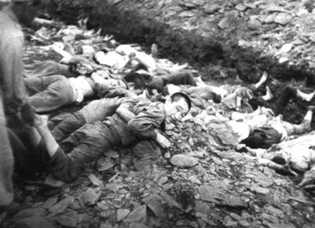 South Korean President Syngman Rhee executes 100,000 people.