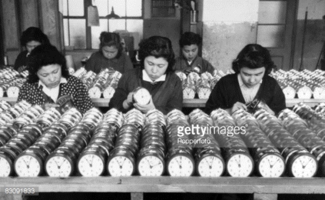 Los relojes por primera vez son producidos masivamente.