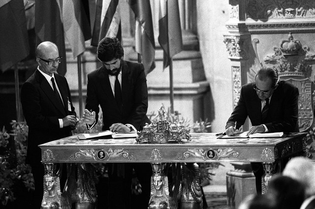 SIGNATURA DEL TRACTAT DE L'ACTA ÚNICA EUROPEA