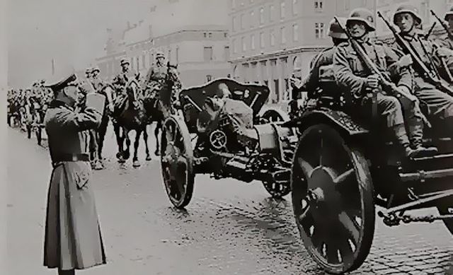 Norge okkuperes , Kongen og regjeringen må flykte