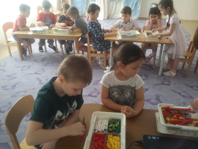 С 2016 года в структурном подразделении проходят занятия с воспитанниками по программе «Основы робототехники для детского сада. WeDo».