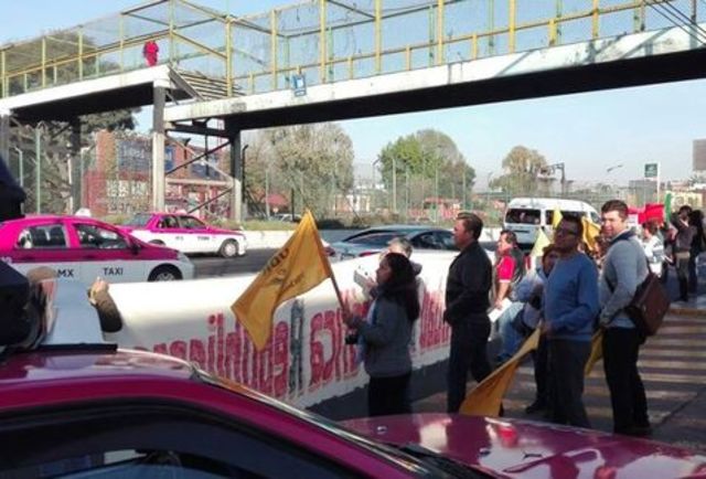 Transportistas y grupos de personas.