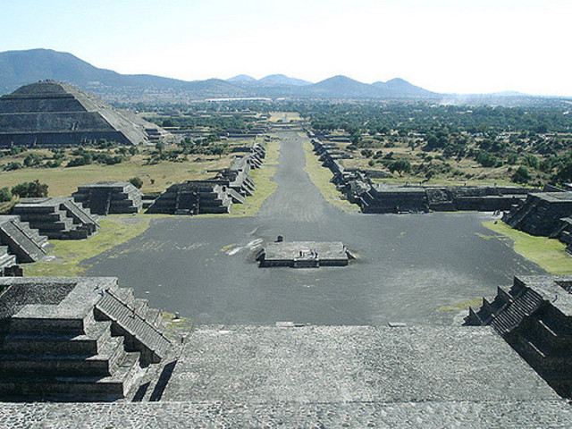 Fase Miccaotli: Calzada de los Muertos